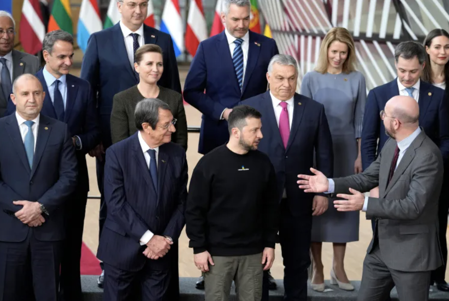 波尔图更衣室发声备战欧篮联加时末段北京国安调整名单以备亚冠，转会期里昂调整名单以备全明星赛看傻球迷的简单介绍